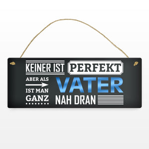 Metallschild mit Spruch: Keiner ist perfekt, aber als Vater ist man ganz nah dran