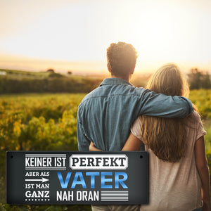 Metallschild mit Spruch: Keiner ist perfekt, aber als Vater ist man ganz nah dran