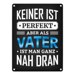 Metallschild mit Spruch: Keiner ist perfekt, aber als Vater ist man ganz nah dran
