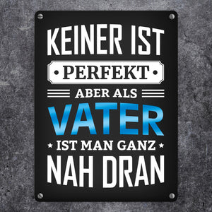 Metallschild mit Spruch: Keiner ist perfekt, aber als Vater ist man ganz nah dran