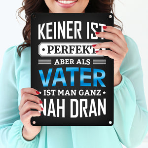 Metallschild mit Spruch: Keiner ist perfekt, aber als Vater ist man ganz nah dran