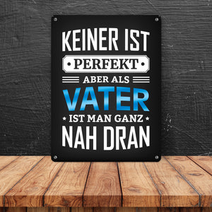 Metallschild mit Spruch: Keiner ist perfekt, aber als Vater ist man ganz nah dran