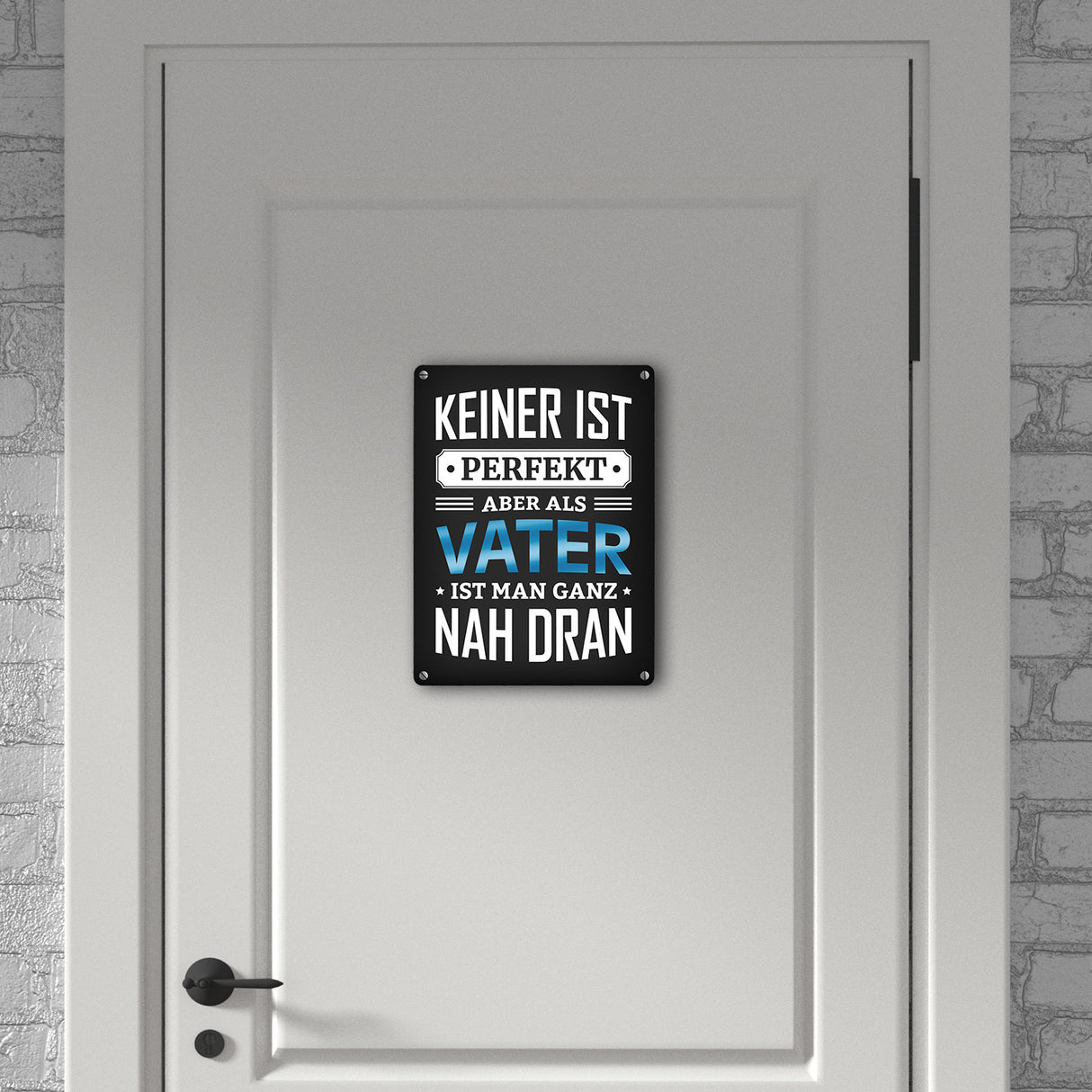 Metallschild mit Spruch: Keiner ist perfekt, aber als Vater ist man ganz nah dran
