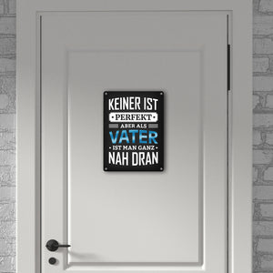 Metallschild mit Spruch: Keiner ist perfekt, aber als Vater ist man ganz nah dran
