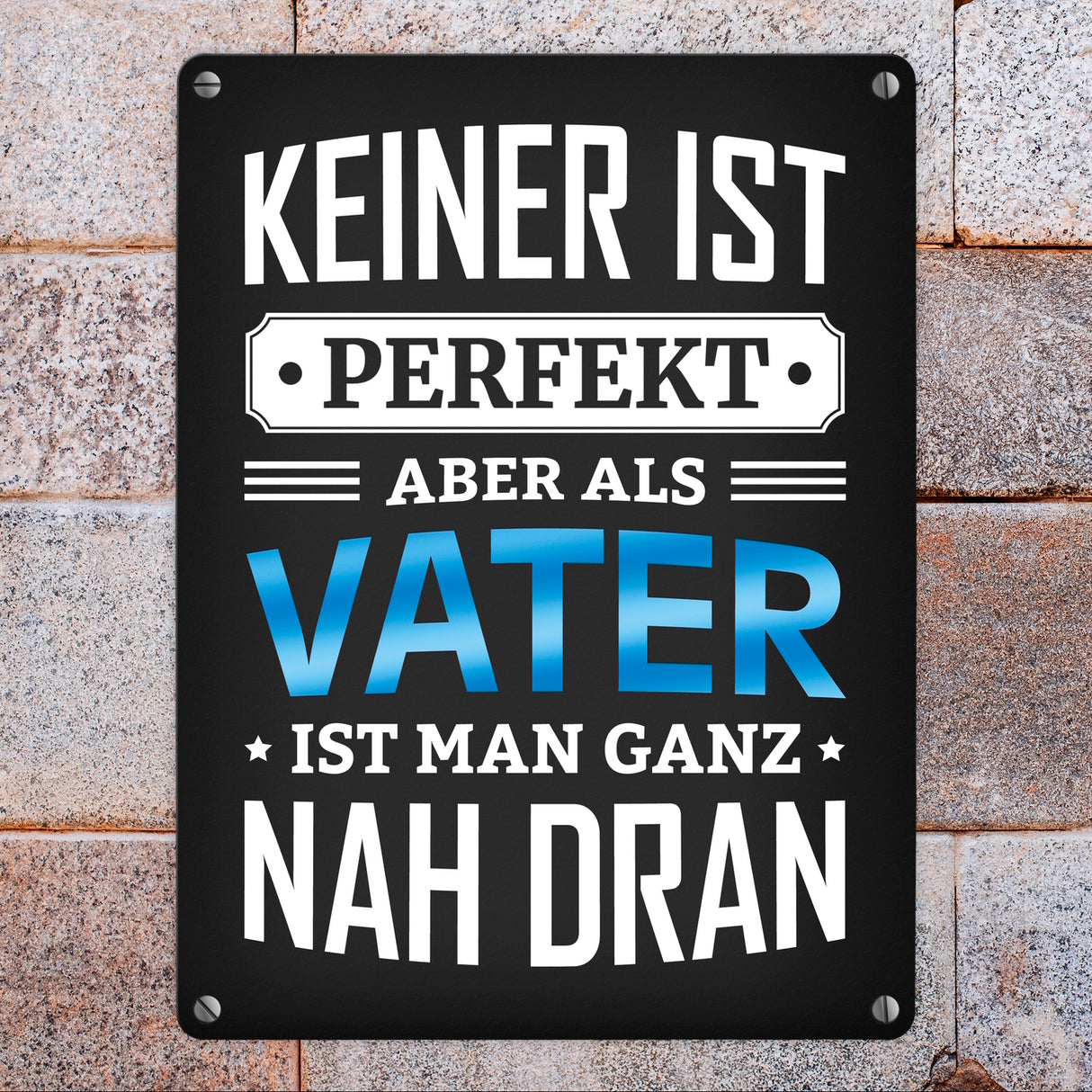Metallschild mit Spruch: Keiner ist perfekt, aber als Vater ist man ganz nah dran