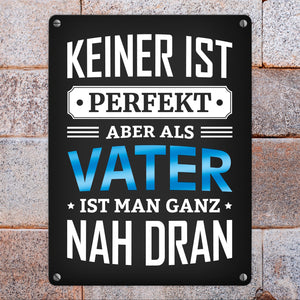 Metallschild mit Spruch: Keiner ist perfekt, aber als Vater ist man ganz nah dran