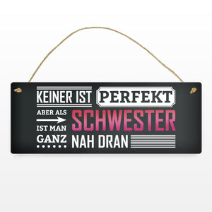 Metallschild mit Spruch: Keiner ist perfekt, aber als Schwester ist man ganz nah dran