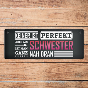 Metallschild mit Spruch: Keiner ist perfekt, aber als Schwester ist man ganz nah dran