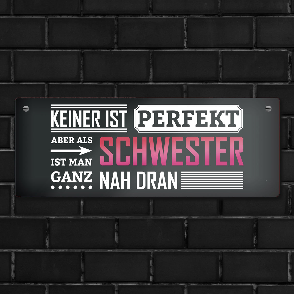 Metallschild mit Spruch: Keiner ist perfekt, aber als Schwester ist man ganz nah dran
