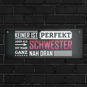 Metallschild mit Spruch: Keiner ist perfekt, aber als Schwester ist man ganz nah dran