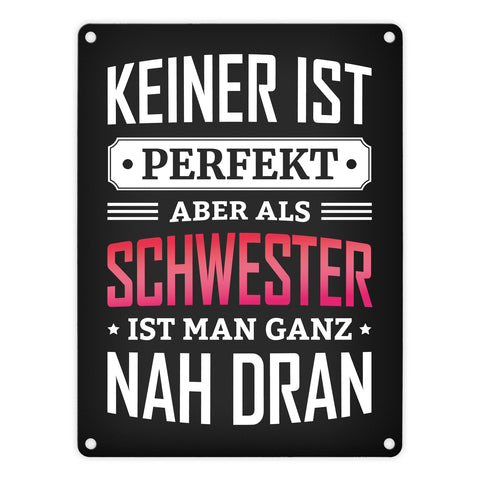 Metallschild mit Spruch: Keiner ist perfekt, aber als Schwester ist man ganz nah dran