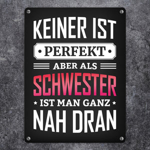 Metallschild mit Spruch: Keiner ist perfekt, aber als Schwester ist man ganz nah dran