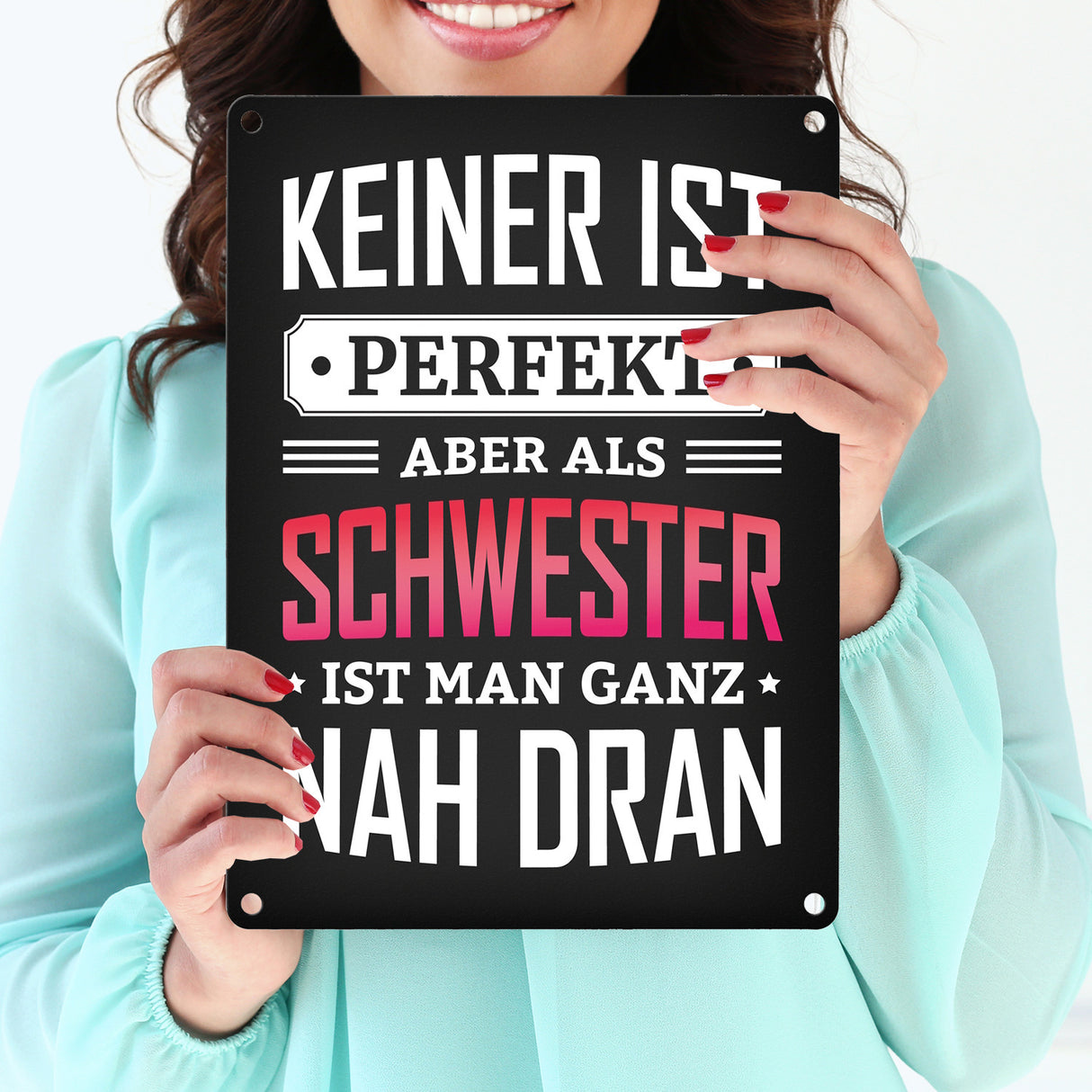 Metallschild mit Spruch: Keiner ist perfekt, aber als Schwester ist man ganz nah dran