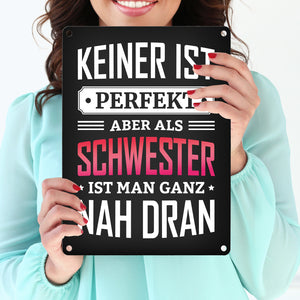 Metallschild mit Spruch: Keiner ist perfekt, aber als Schwester ist man ganz nah dran