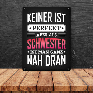 Metallschild mit Spruch: Keiner ist perfekt, aber als Schwester ist man ganz nah dran