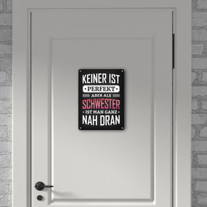 Metallschild mit Spruch: Keiner ist perfekt, aber als Schwester ist man ganz nah dran