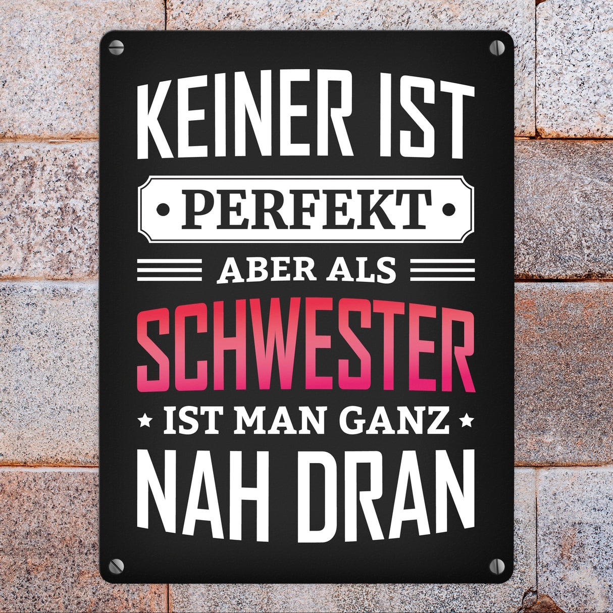 Metallschild mit Spruch: Keiner ist perfekt, aber als Schwester ist man ganz nah dran