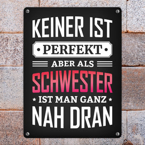 Metallschild mit Spruch: Keiner ist perfekt, aber als Schwester ist man ganz nah dran