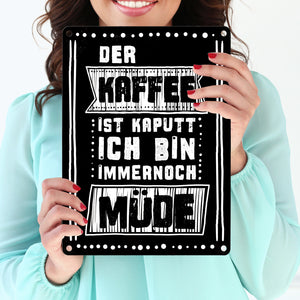 Morgen Metallschild mit Kaffee Spruch: Der Kaffee ist kaputt - ich bin immernoch müde