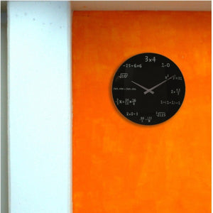 Mathe Wanduhr in schwarz