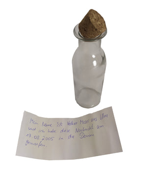 Glasflasche mit Papierrolle