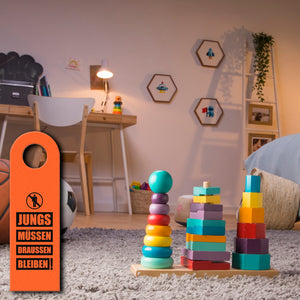 Kinderzimmer Türhänger in Orange mit Spruch: Jungs müssen draussen bleiben