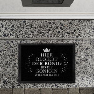 Hier regiert der König bis die Königin wieder da ist Fußmatte