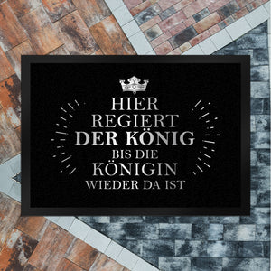 Hier regiert der König bis die Königin wieder da ist Fußmatte