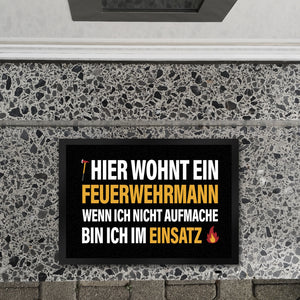 Hier wohnt ein Feuerwehrmann Fußmatte