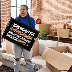 Hier wohnt ein Feuerwehrmann Fußmatte