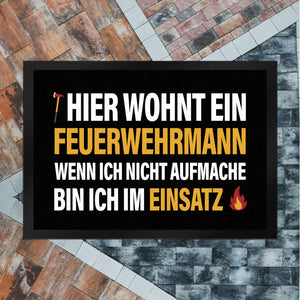 Hier wohnt ein Feuerwehrmann Fußmatte