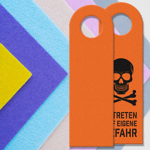 Betreten auf eigene Gefahr Türhänger mit Totenkopf Motiv in Orange