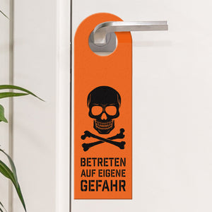 Betreten auf eigene Gefahr Türhänger mit Totenkopf Motiv in Orange