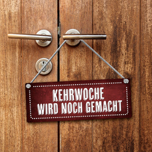 Kehrwoche wird noch gemacht oder ist erledigt Wendeschild mit Kordel in Rot-gelb