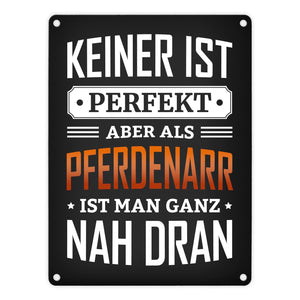 Metallschild mit Spruch: Keiner ist perfekt, aber als Pferdenarr ist man ganz nah dran