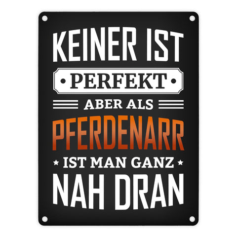 Metallschild mit Spruch: Keiner ist perfekt, aber als Pferdenarr ist man ganz nah dran