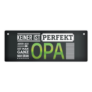 Metallschild mit Spruch: Keiner ist perfekt, aber als Opa ist man ganz nah dran