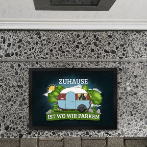 Zuhause ist wo wir parken Fußmatte mit Camping Motiv Wohnwagen Wohnmobil Urlaub Natur