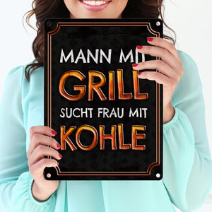 Mann mit Grill sucht Frau mit Kohle Metallschild