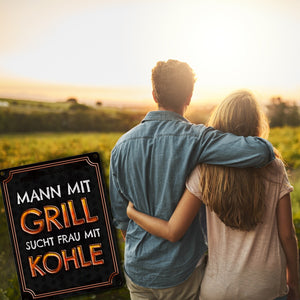 Mann mit Grill sucht Frau mit Kohle Metallschild