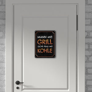 Mann mit Grill sucht Frau mit Kohle Metallschild