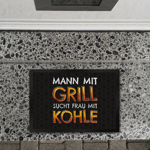 Mann mit Grill sucht Frau mit Kohle Fußmatte