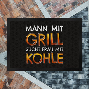 Mann mit Grill sucht Frau mit Kohle Fußmatte
