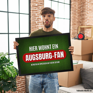 Hier wohnt ein Augsburg-Fan Fußmatte mit Rasen Motiv