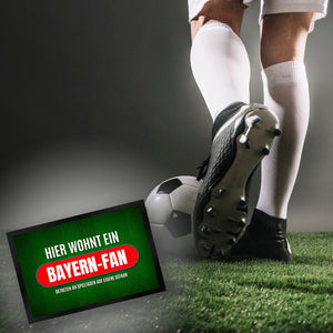 Hier wohnt ein Bayern-Fan Fußmatte mit Rasen Motiv