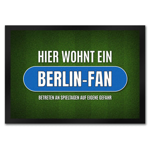 Hier wohnt ein Berlin-Fan Fußmatte mit Rasen Motiv