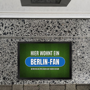 Hier wohnt ein Berlin-Fan Fußmatte mit Rasen Motiv