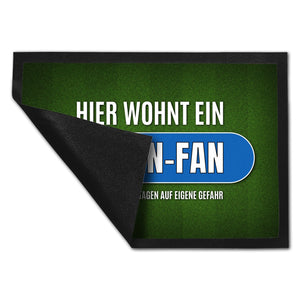 Hier wohnt ein Berlin-Fan Fußmatte mit Rasen Motiv