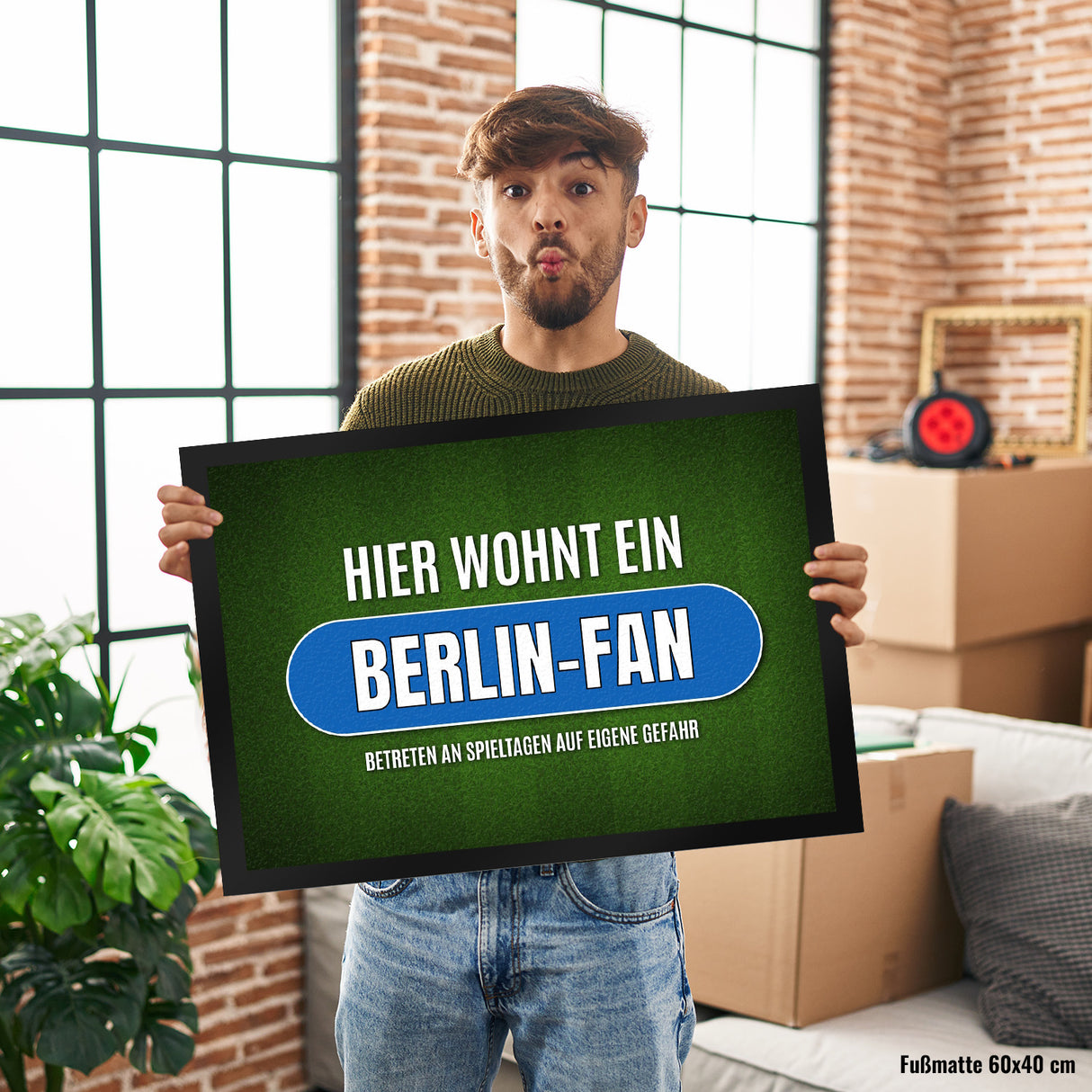 Hier wohnt ein Berlin-Fan Fußmatte mit Rasen Motiv
