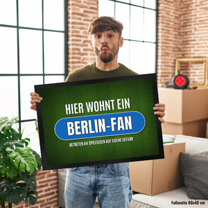 Hier wohnt ein Berlin-Fan Fußmatte mit Rasen Motiv